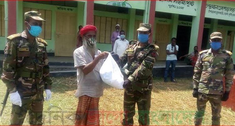 গরীব ও অসহায় মানুষদের মাঝে ত্রাণ বিতরণ ক