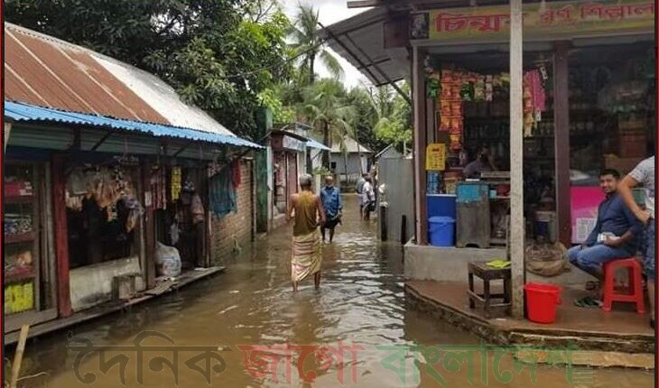 দুই এক দিনের টানা বৃষ্টিতে সড়কে জমে থাকে প্রায় হাটু পানি।