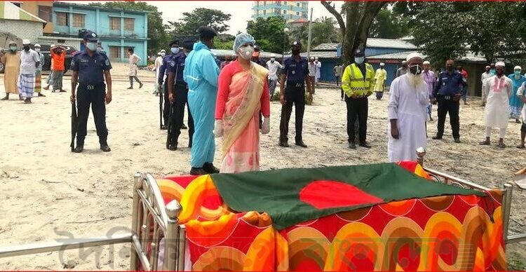 বীর মুক্তিযোদ্ধার দাফনের আগে ইউএনও মমতাজ বেগমের শ্রদ্ধা