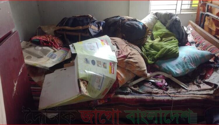 হেডফোন চার্জ দেওয়া অবস্থায় ব্যবহারের সময় বিদ্যুস্পর্শে ঘরে আগুন লেগে মা ছেলে দগ্ধ