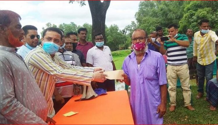 ঘুর্ণিঝড়ে ক্ষতিগ্রস্ত পরিবারের মাঝে নগত অর্থ সহায়তা প্রদান।