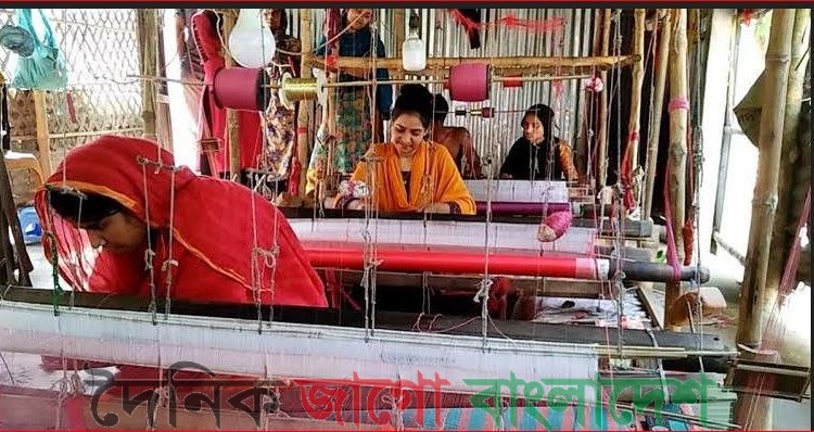 তাঁতকুটির স্বপ্ন দেখিয়েছেন স্থানীয়দের