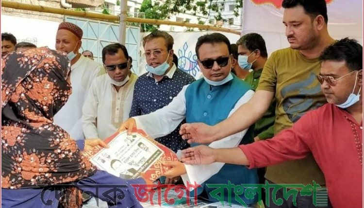ডেমরায় দুস্থদের মাঝে স্বেচ্ছাসবক লীগের ঈদ উপহার বিতরণ